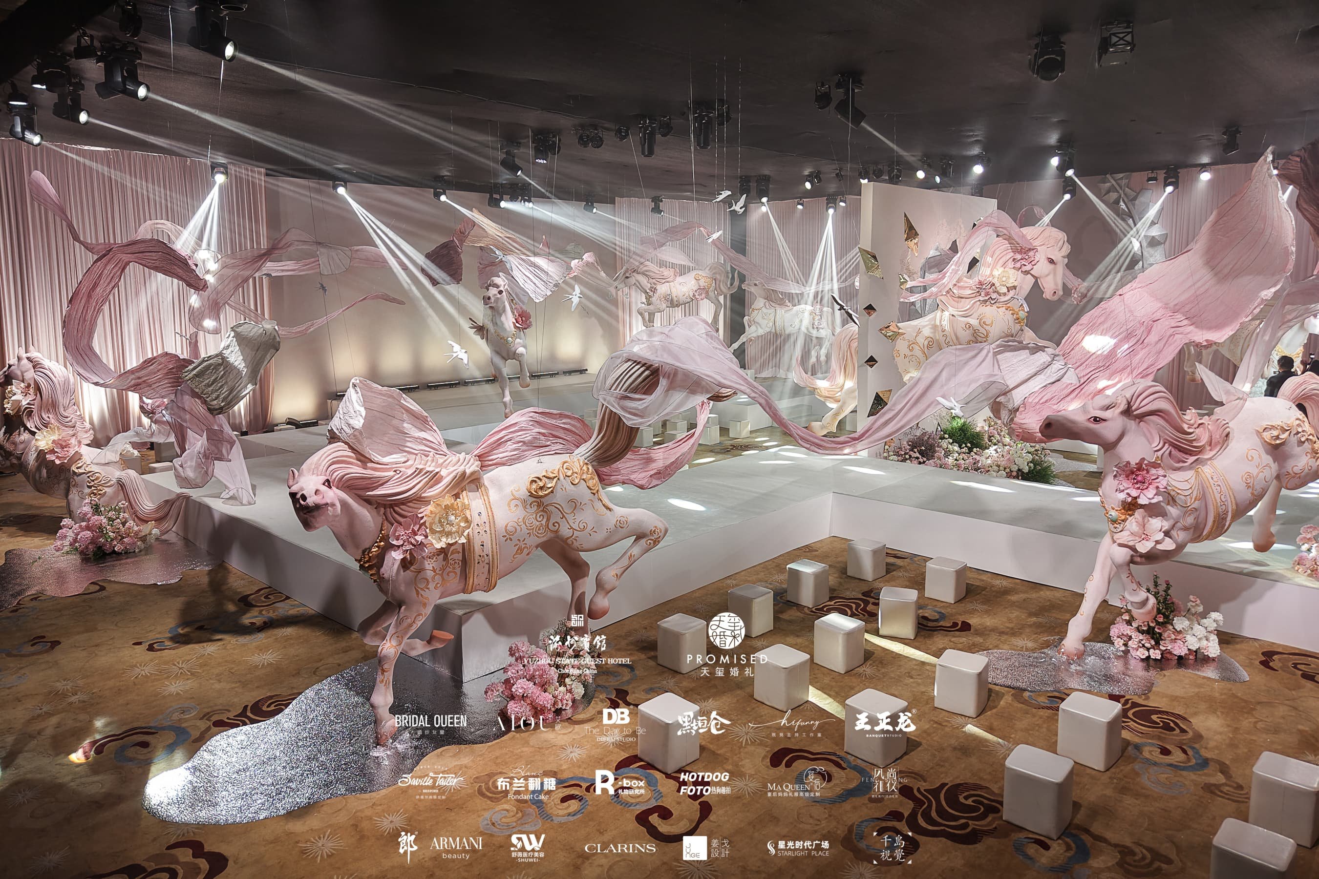 渝州宾馆携手天玺婚礼成功举办 “天马逐光·Leap For Promise”高定婚礼艺术臻赏